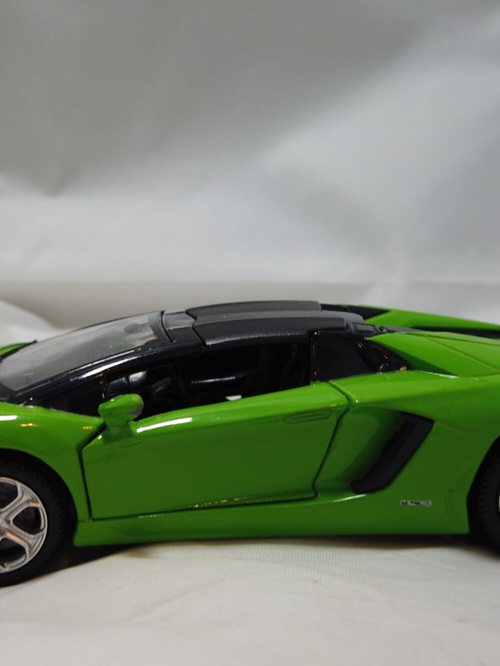 MSZ 1:32 Lamborghini Aventador Diecast Pull Back Model Car Green Doors Open